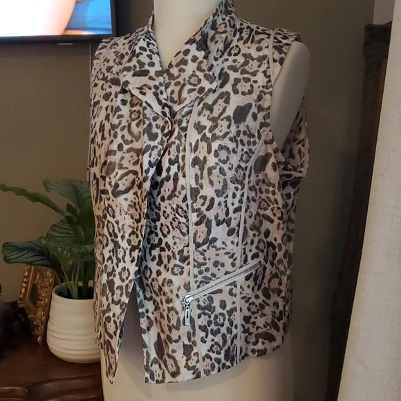 Chicos Leopard Linen Vest - Picture 3 of 13